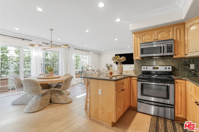 Building Photo - 837 Lincoln Blvd