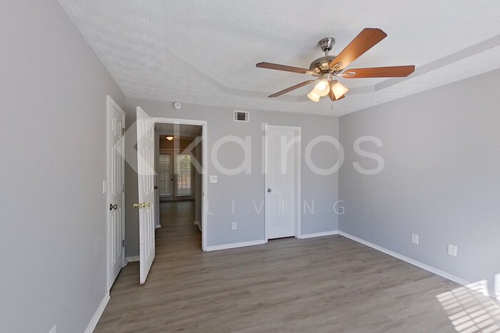 Building Photo - 3160 Creekwood Dr