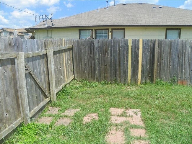 Building Photo - 2221 Creekside Ln