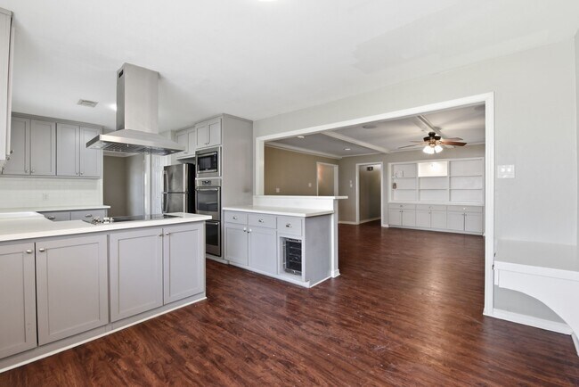 Building Photo - 7215 Ridge Oak Dr