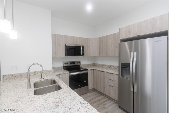 Building Photo - 3015 S Balsam Cir