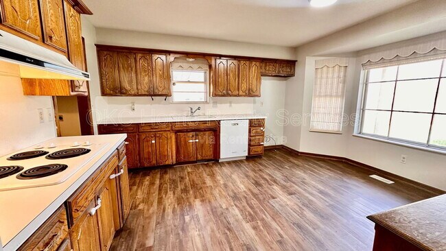 Building Photo - 12109 Camelot Dr