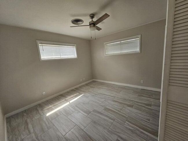 Building Photo - 2502 E Poplar Ave