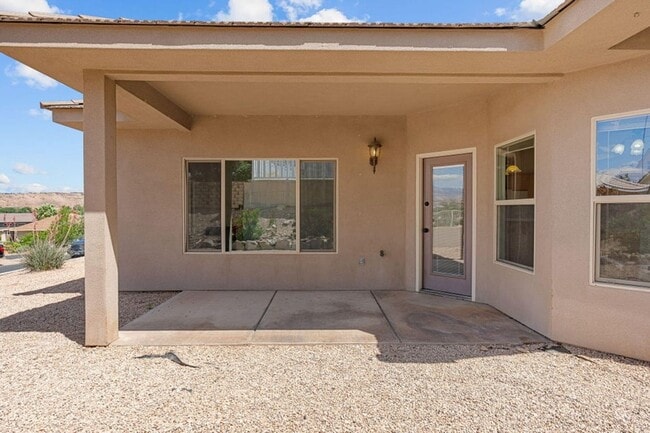 Building Photo - Beautiful 4 Bedroom Single-Level Home