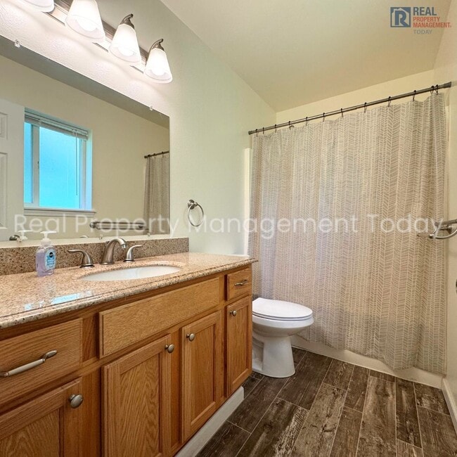 Building Photo - Cozy 2 Bedroom Townhouse + Garage Near Lak...