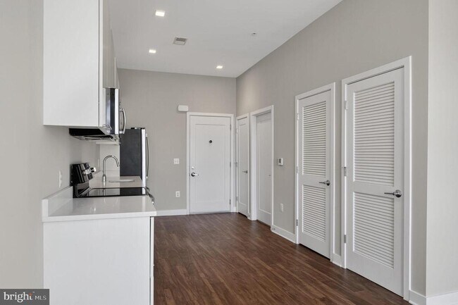 Building Photo - 989 S Buchanan St