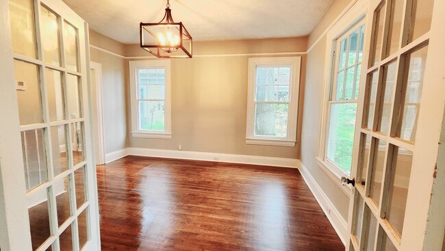 Building Photo - Dupont Duplex