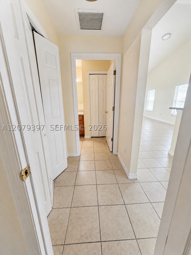Building Photo - 10409 SW 85th Ct