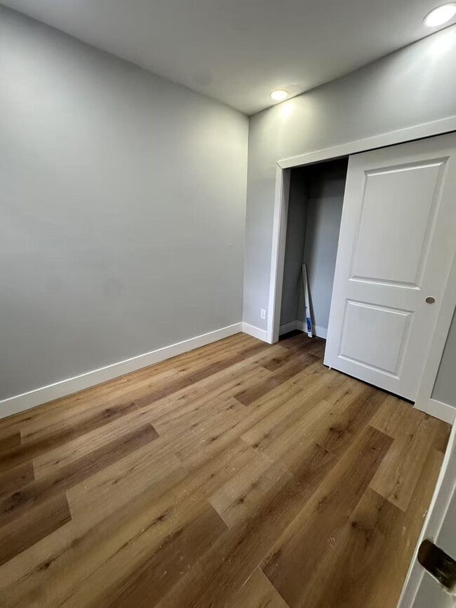 Building Photo - 3 bedroom 1.5 bath house with backyard ava...