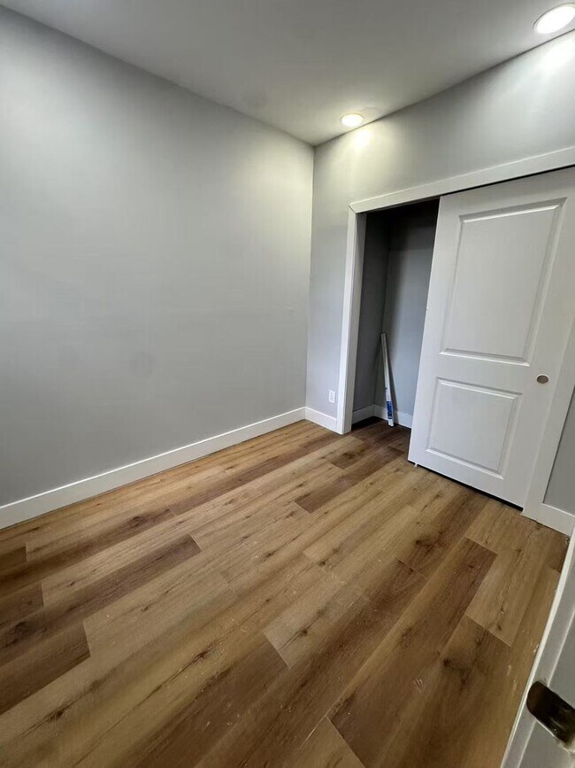 Building Photo - 3B1.5B House with Backyard in South Philly
