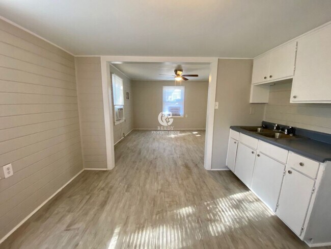 Building Photo - Remodeled 2 bedroom / 1 bathroom home available now!