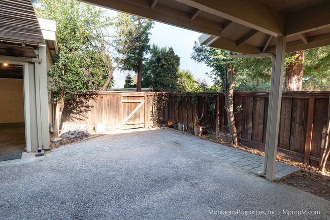 Building Photo - Updated single-story town-home in a pictur...