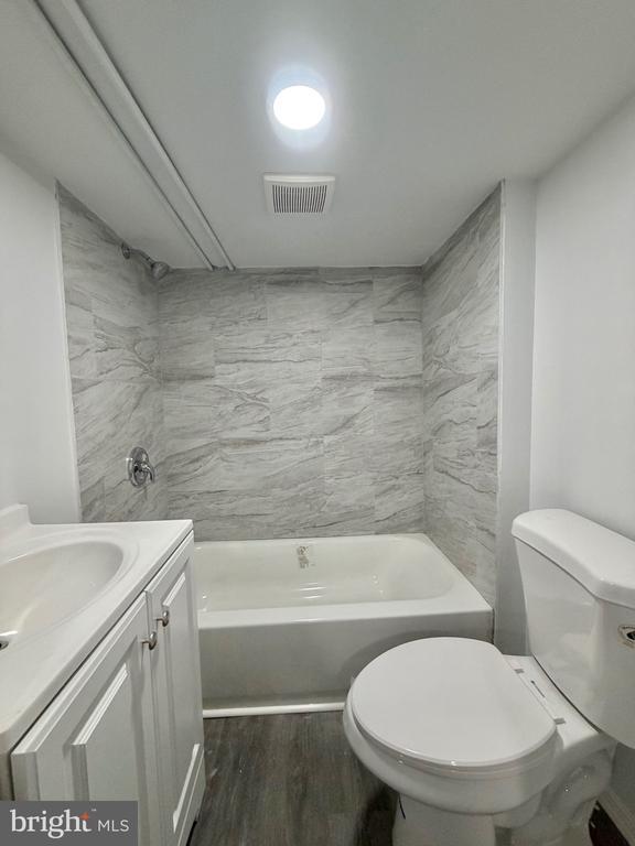 Building Photo - 23 Lily St