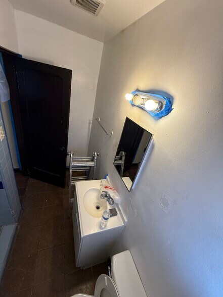 Restroom - 2527 Fort Blvd
