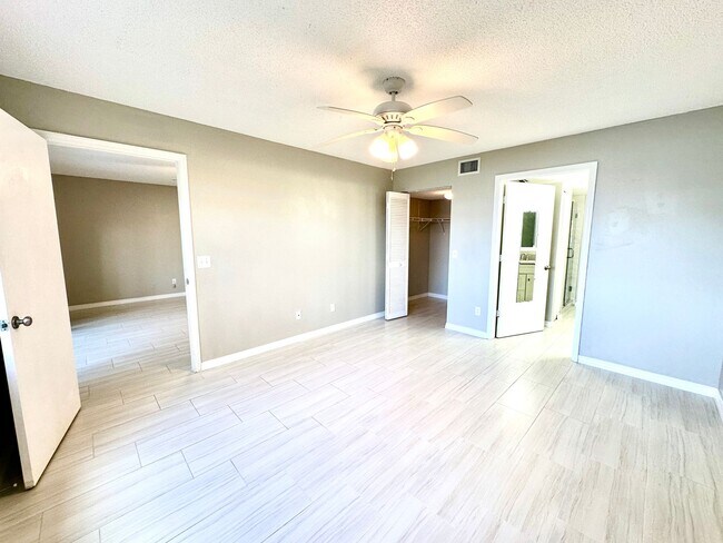Building Photo - ** EMERALD LAKES ** 2 BED / 2 BATH CONDO -...