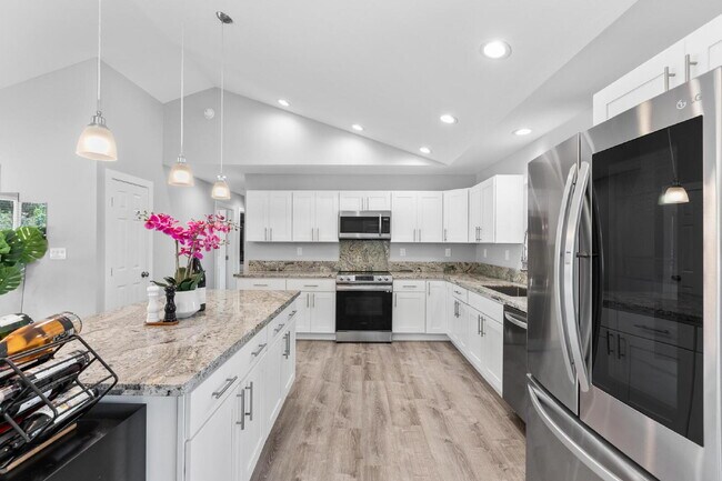 Building Photo - Move-In Ready, 3-Bedroom Fully Furnished Retreat with 3 Bathroom in Keaau Paradise!"