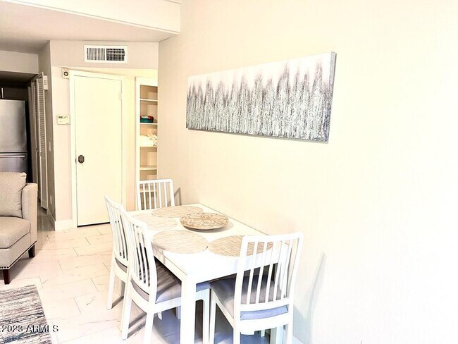 Building Photo - 906 S Lola Ln