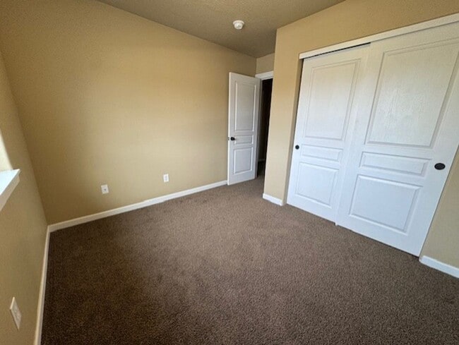 Building Photo - Duplex SW Redmond