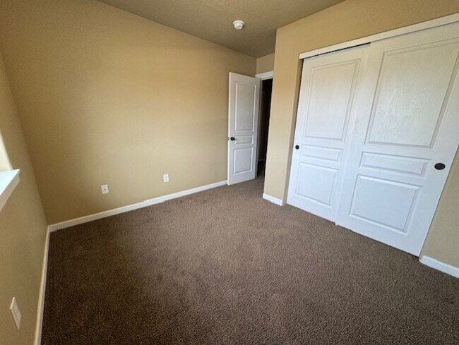 Building Photo - MOVE IN SPECIAL $500 OFF FIRST MONTHS RENT / Duplex SW Redmond