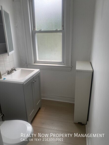 Building Photo - 11871 Lake Ave