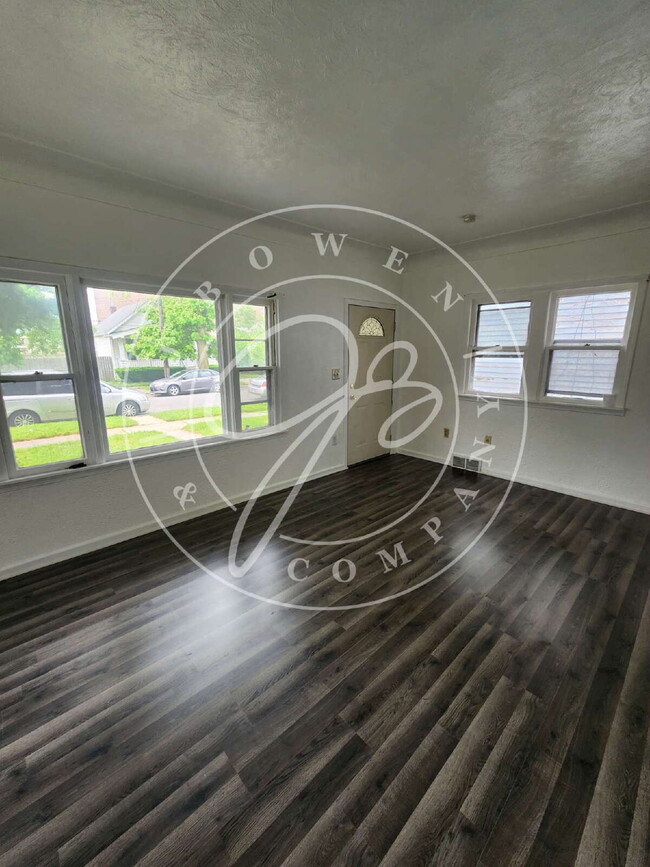 Building Photo - 2-Bedroom Gem! Large kitchen. Convienient ...