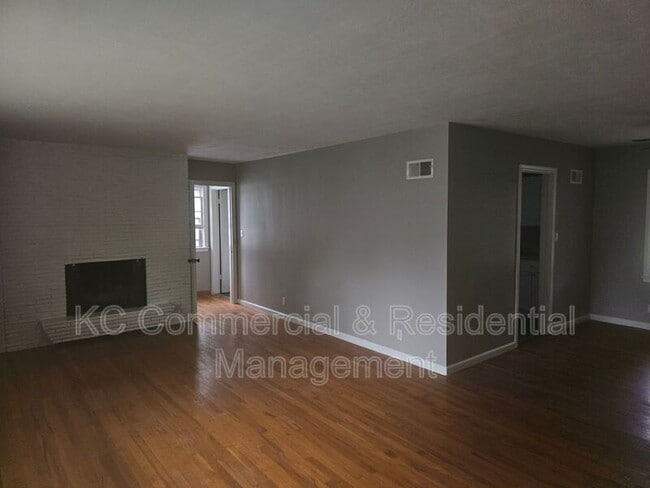 Building Photo - 802 E 75th Terrace
