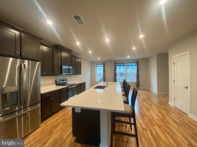 Building Photo - 43808 Middleway Ter