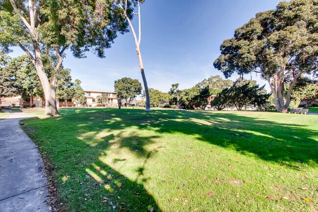 Building Photo - Top-Floor 1 Bed/1 Bath Condo in Point Loma – Resort-Style Amenities!