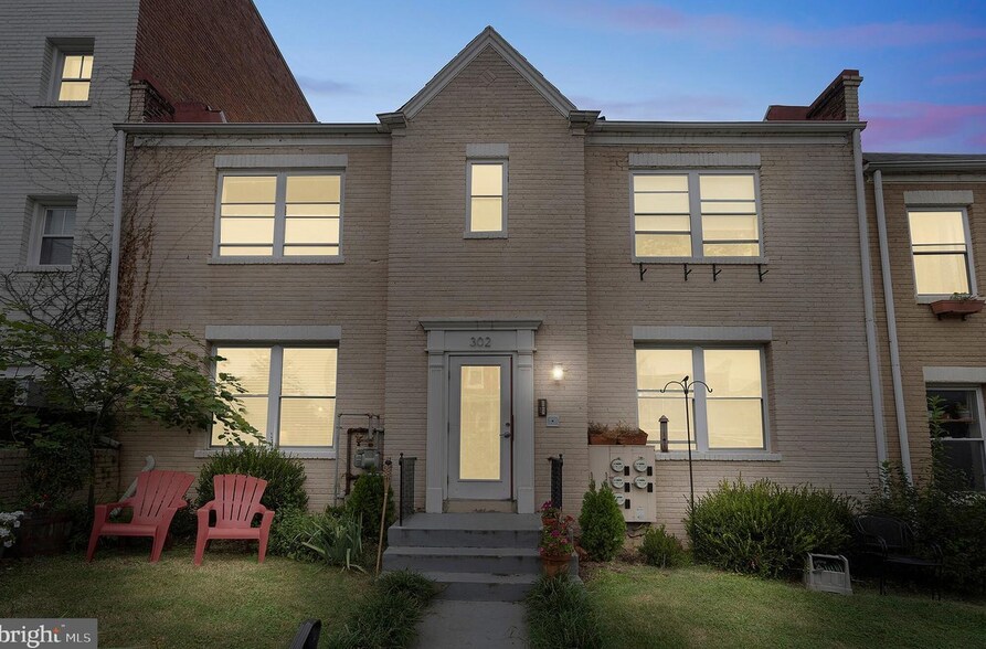 Building Photo - 302 Todd Pl NE