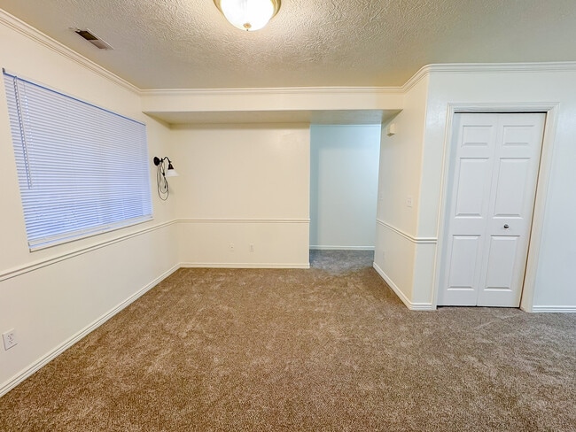 Building Photo - 1611 N Grandview Ln