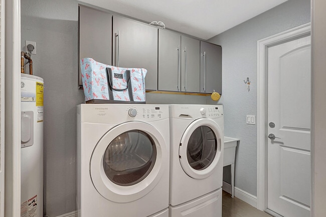 Building Photo - 3271 SE Court Dr