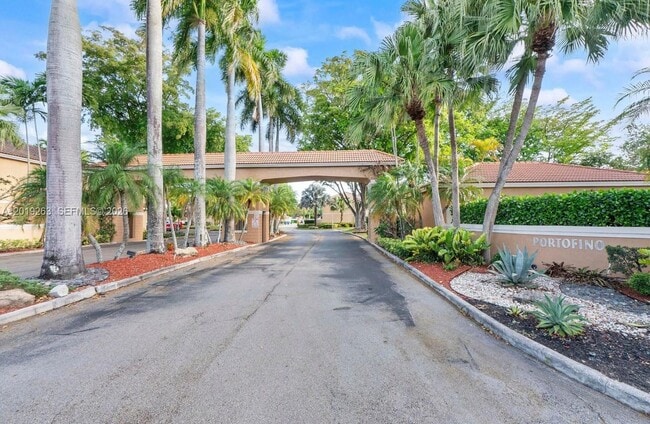 Building Photo - 11461 Lakeview Dr