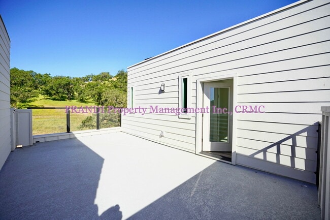Building Photo - Brand New Townhome, Luxury Meets Convenience!