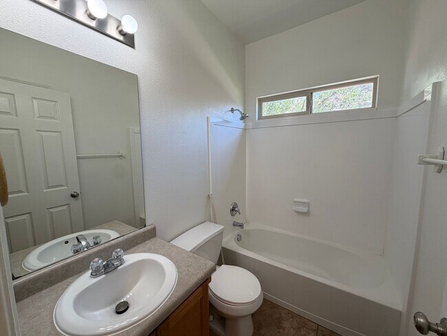 Building Photo - 519 Harvest Ln