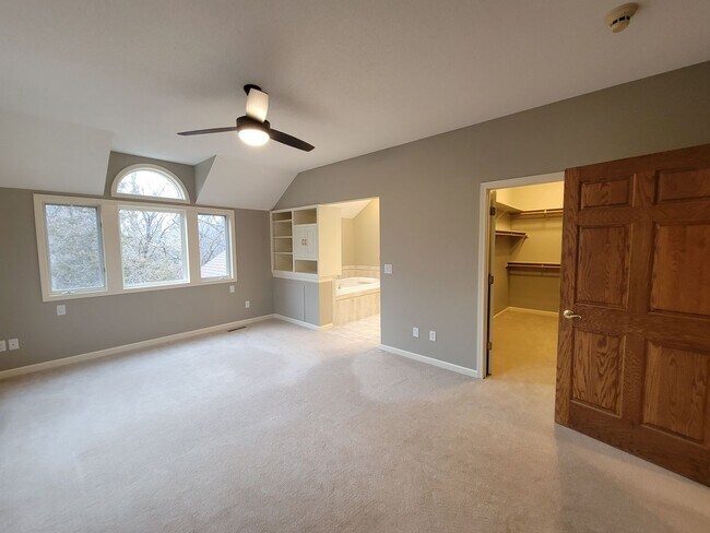 Building Photo - Upscale and Spacious Cedar Falls House for...
