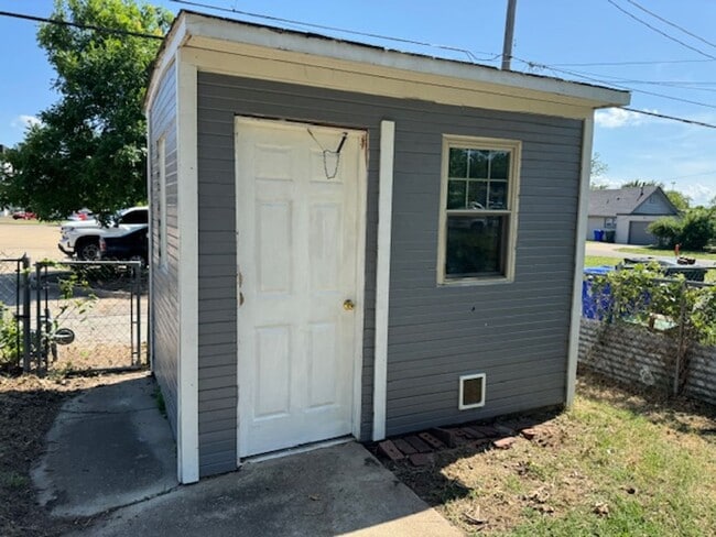 Building Photo - 2 bed one bath one car carport with washer and dryer connections in Norman