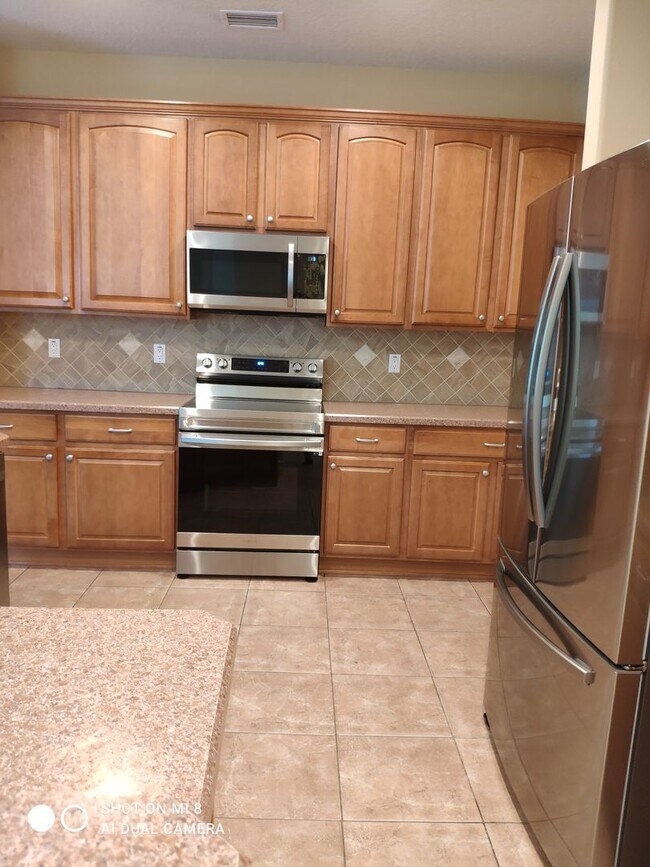 Building Photo - Luxurious 4/3/2 with circular driveway. Available after 06/10/26
