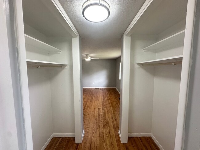 Building Photo - Beautifully Renovated 4 bedroom / 2 bath h...