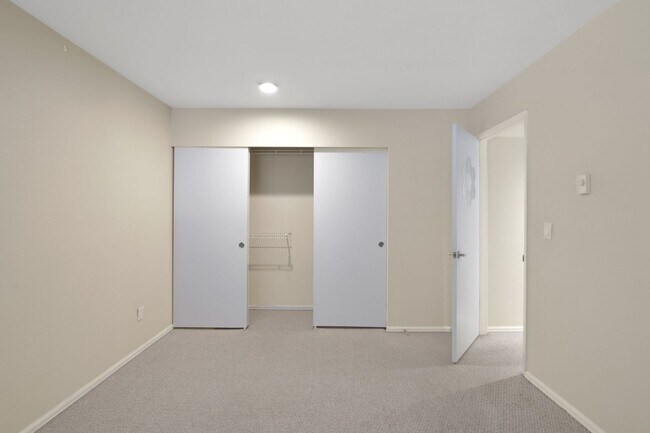 Building Photo - Your Sun-Drenched Redmond Retreat Awaits!