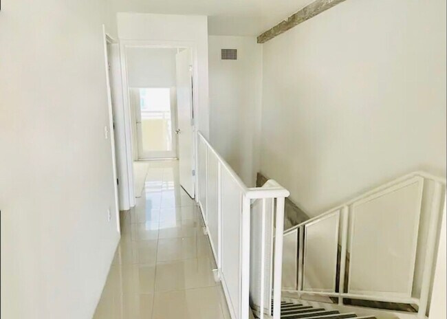 Building Photo - 139 NE 32nd St