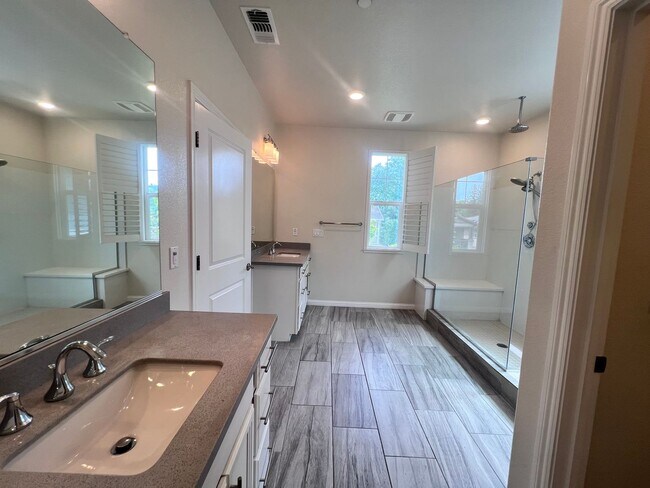 Building Photo - STUNNING 4BD/2.5BA TOWNHOUSE IN WALNUT CREEK!!!