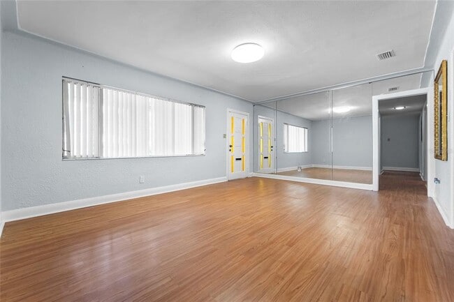 Building Photo - 2505 E 19th Ave