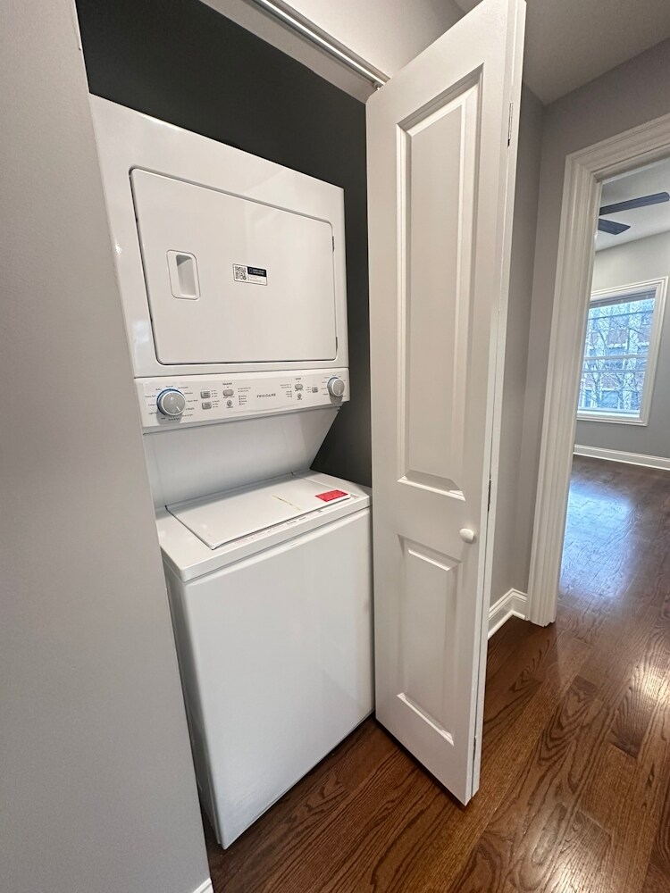 Building Photo - 1145 W Lunt Ave