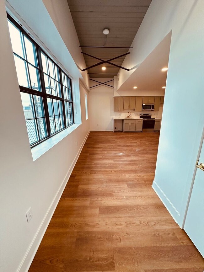 Building Photo - Fox Apartments, New One Bedroom Units, Dow...