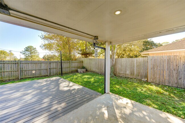 Building Photo - 235 E Castle Harbour Dr