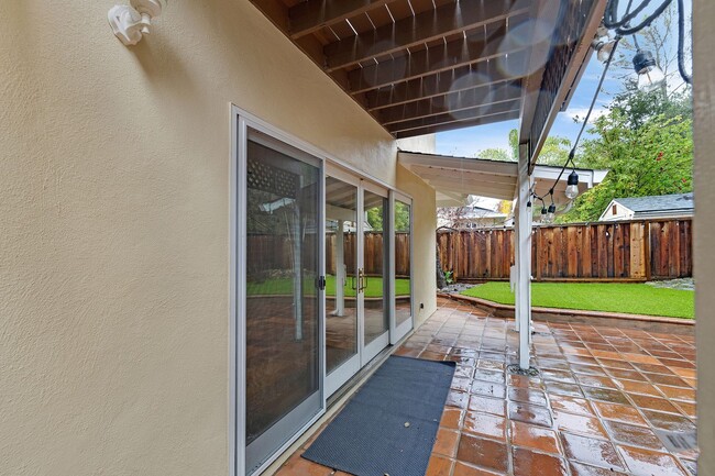 Building Photo - Stunning San Carlos 5 bedroom 4 bathroom House Available now