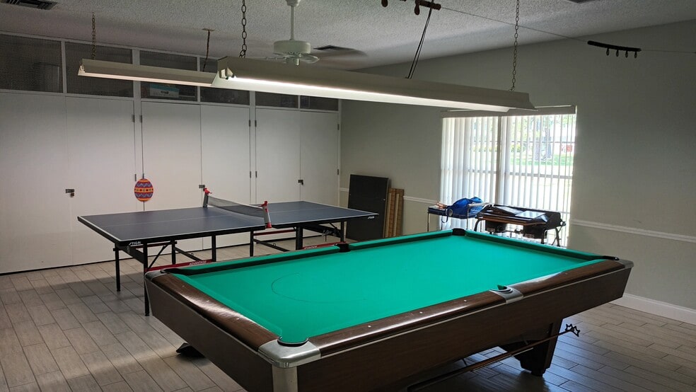 Game Room - 4710 Bay St NE