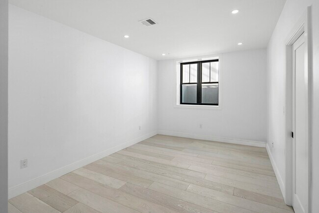 Building Photo - 21 Woodbine St