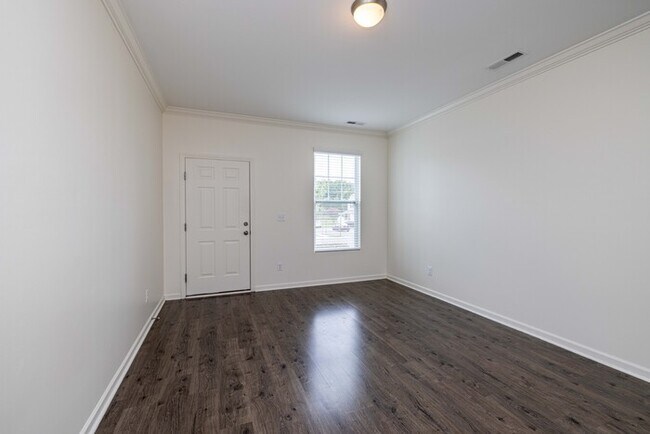 Building Photo - Stunning 3-Bedroom in Northwestern School District with Pool Access & Garage | AUGUST MOVE IN SPE...
