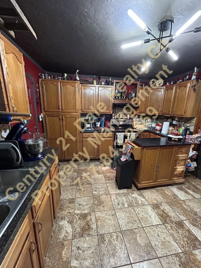 Building Photo - Large 3 Bedroom, 2 Bath Pet friendly home with off street parking and a 600sqft detached garage